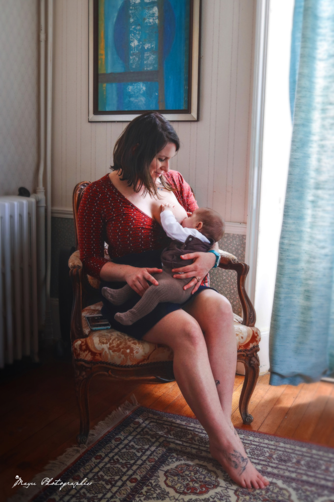 photographe de famille, d'allaitement de bébé à Auxerre